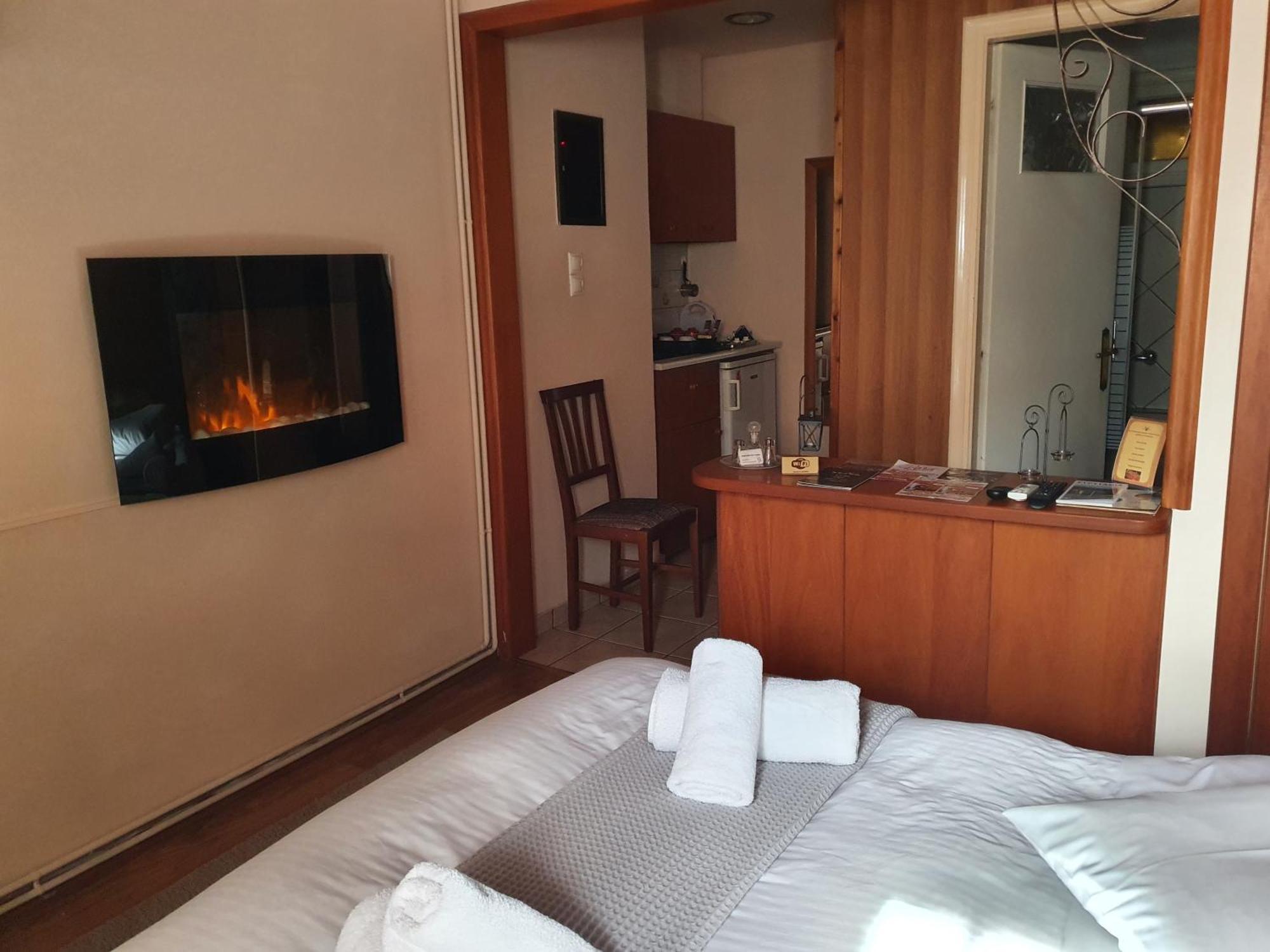 Semeli Guesthouse Karpenísion Esterno foto